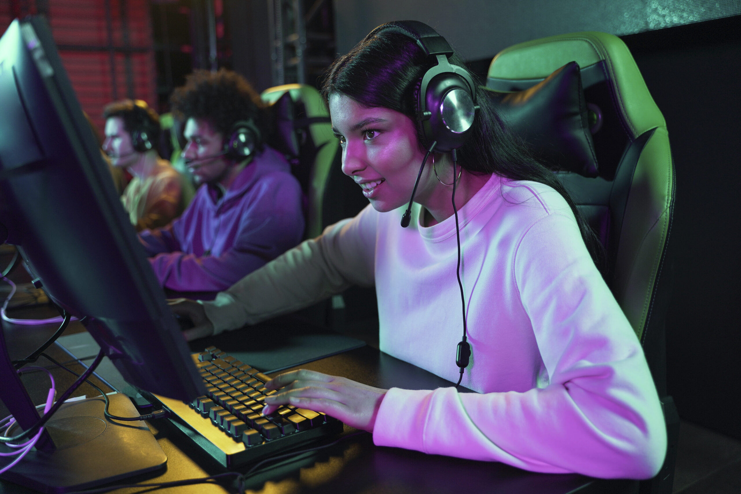 Esport játékos lány játszik egy számítógépen, miközben esport mentál coachingot alkalmaz.