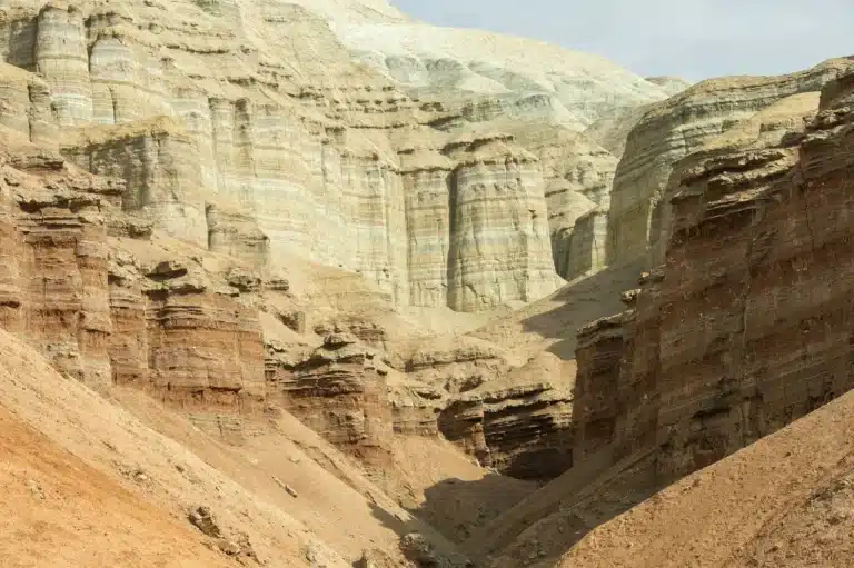 Az Altyn-Emel Nemzeti Park Aktau-hegységének színes, üledékes kanyonvölgye és sziklafalai
