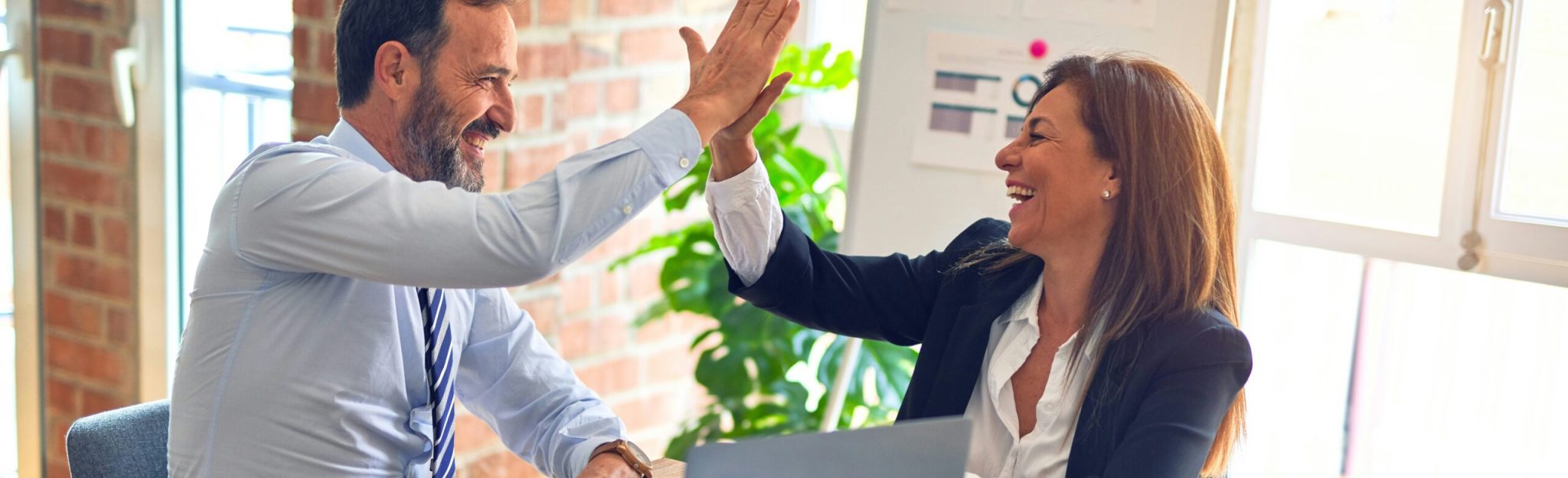 Vállalati business coaching során ügyfél és coach együtt ünneplik az ügyfél sikerét – executive coaching, üzleti siker